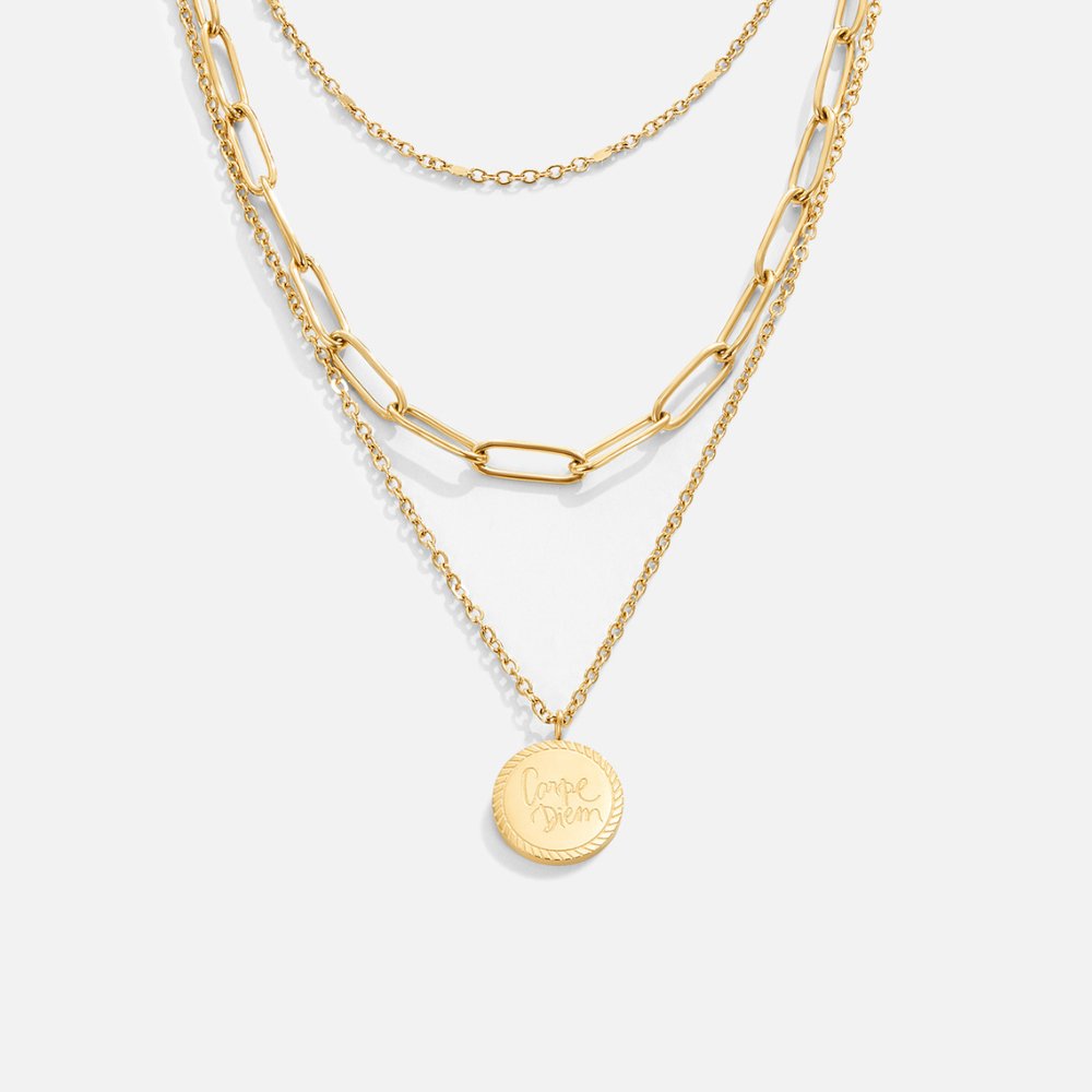 Lea – Flera nivåer av halsband i mjukt guld med eleganta linjer.