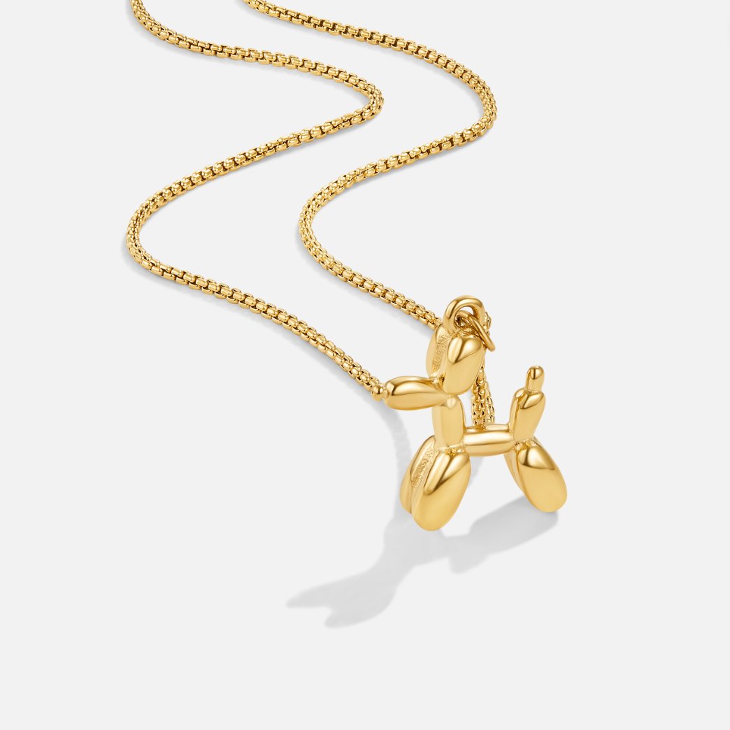 Nora – Glittrande halsband med hängande fjäril.