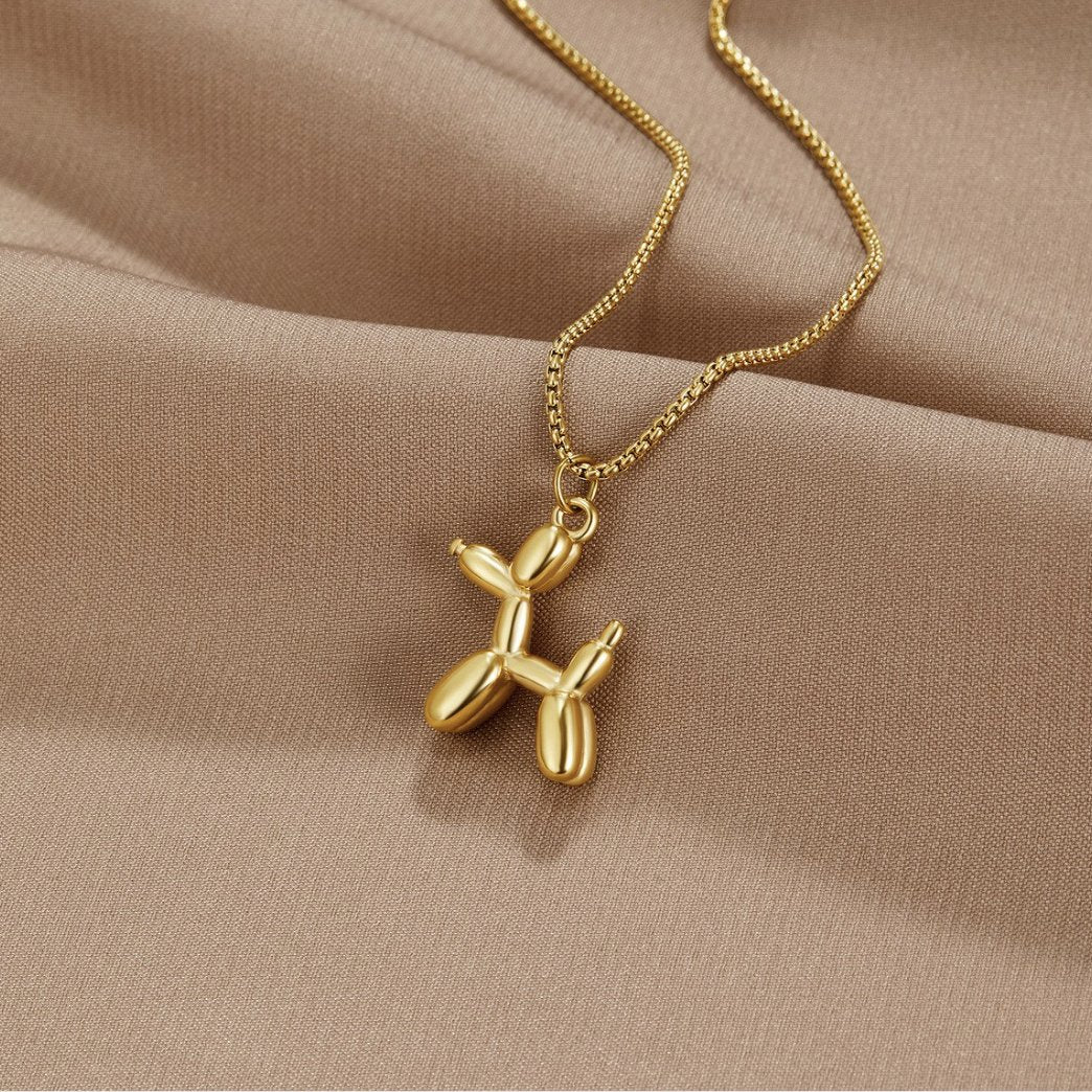 Nora – Glittrande halsband med hängande fjäril.