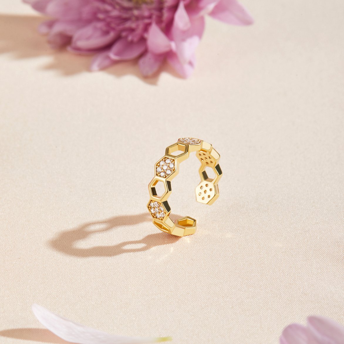 Friedrika – Guld ring med pärldetalj.