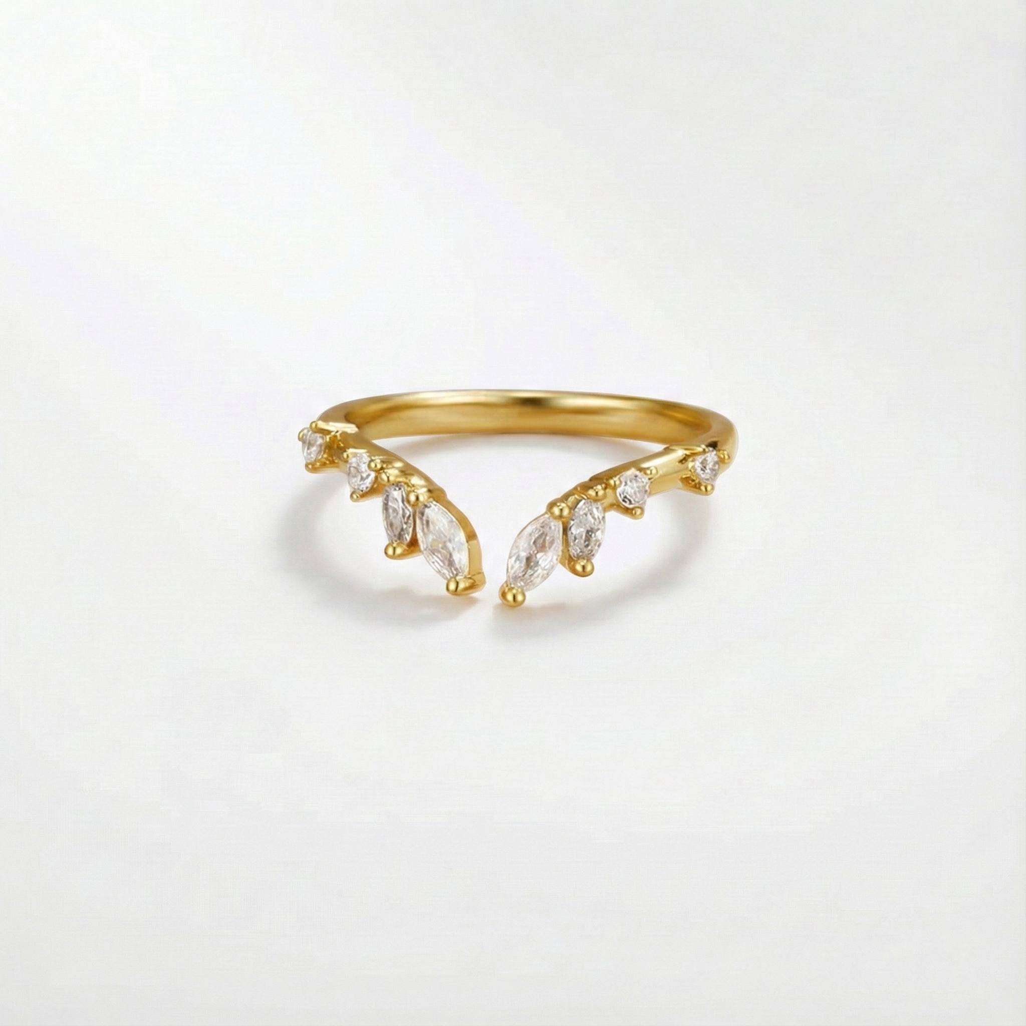Johanna – Guld ring med öppen och böljande form.