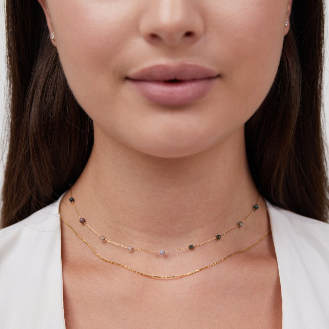 Helga – Halsband i två nivåer med små detaljer i färg.
