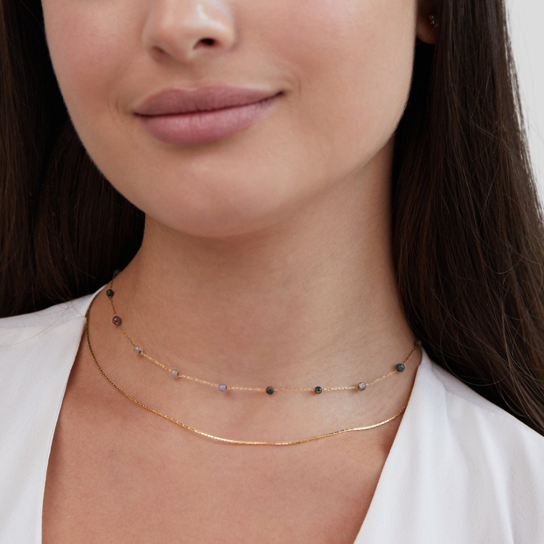 Helga – Halsband i två nivåer med små detaljer i färg.