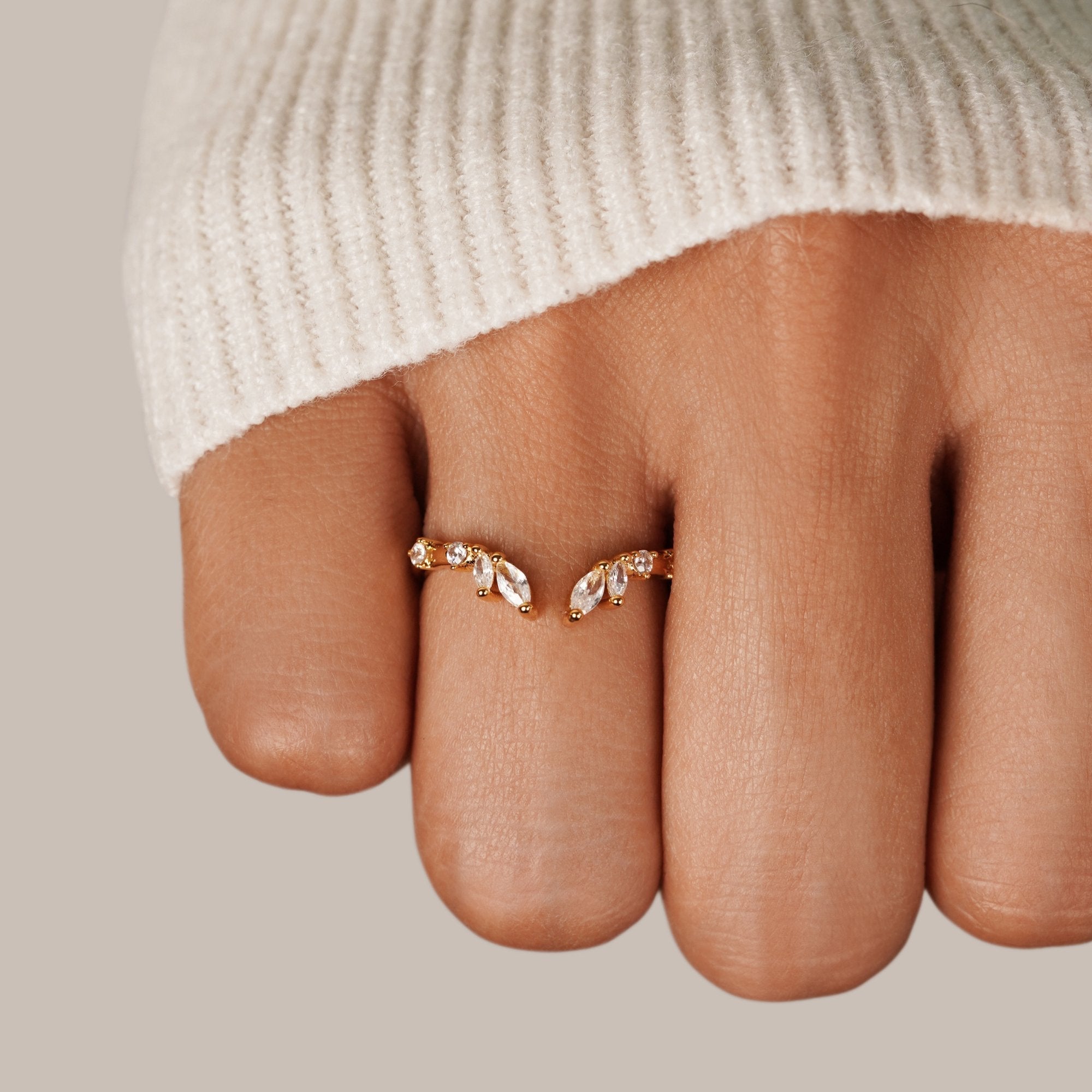 Johanna – Guld ring med öppen och böljande form.