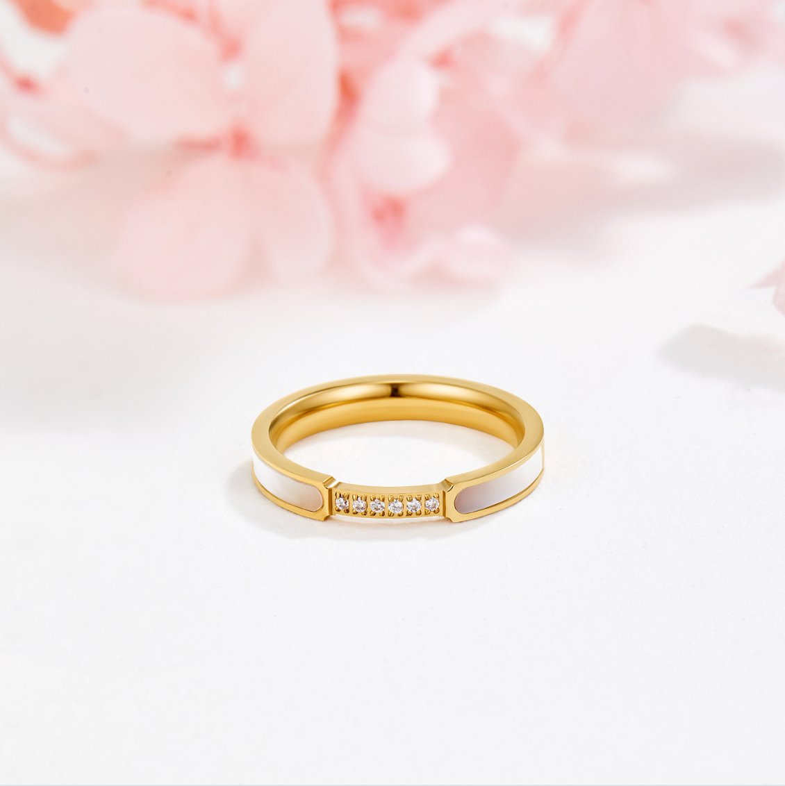 Lara – Guld smalt ring med en subtil glans.