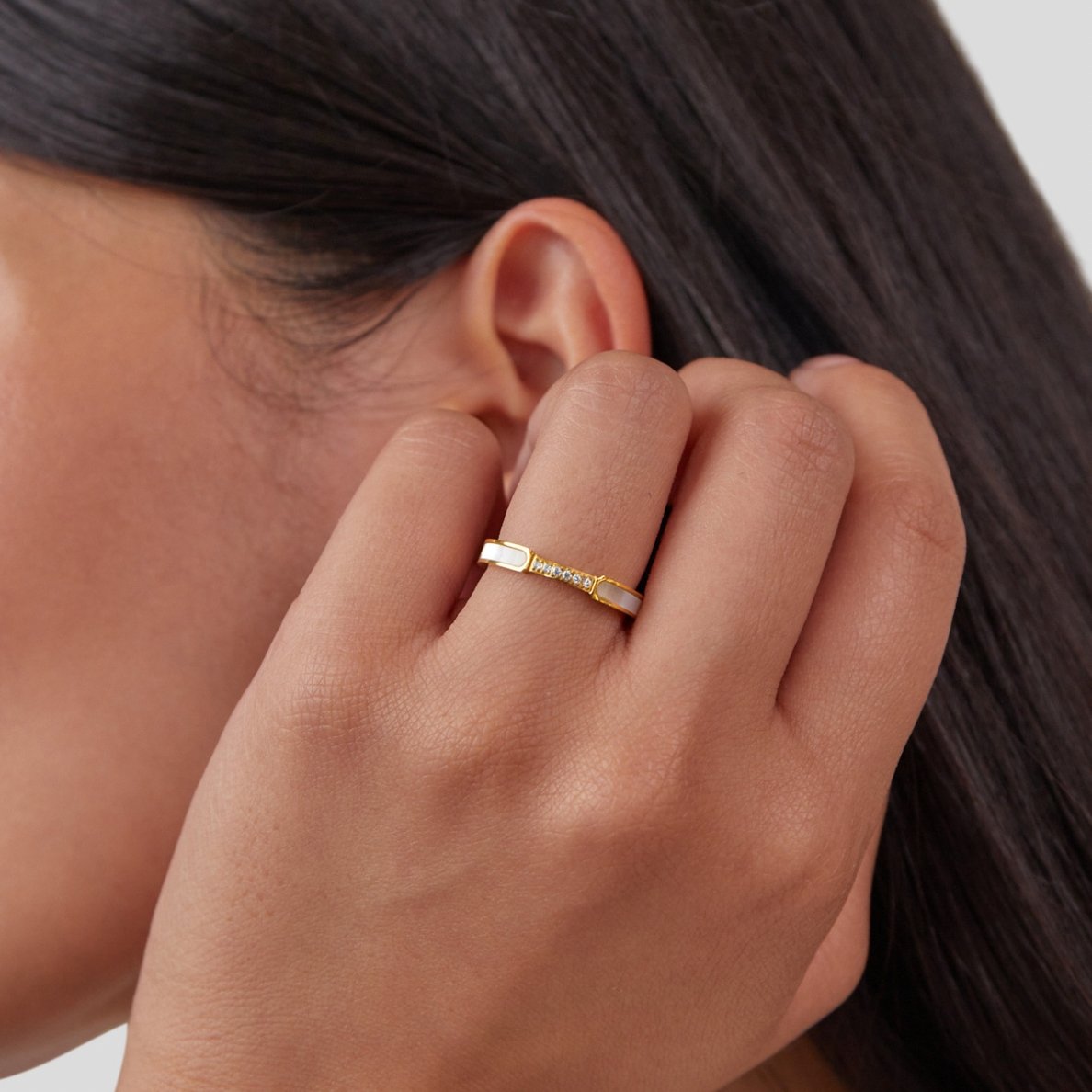 Lara – Guld smalt ring med en subtil glans.