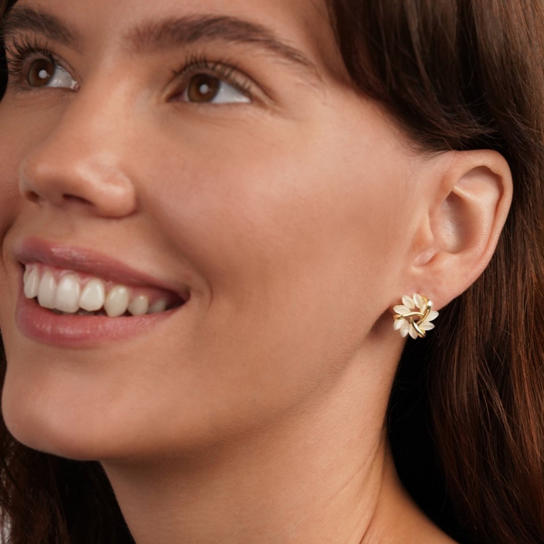 Emilie – Örhängen i guld med blommig detalj.