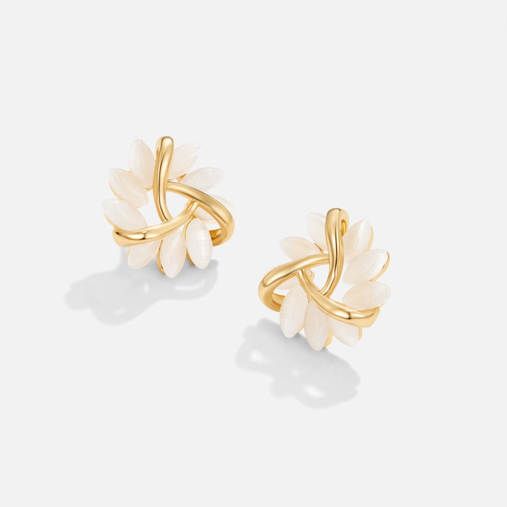 Emilie – Örhängen i guld med blommig detalj.