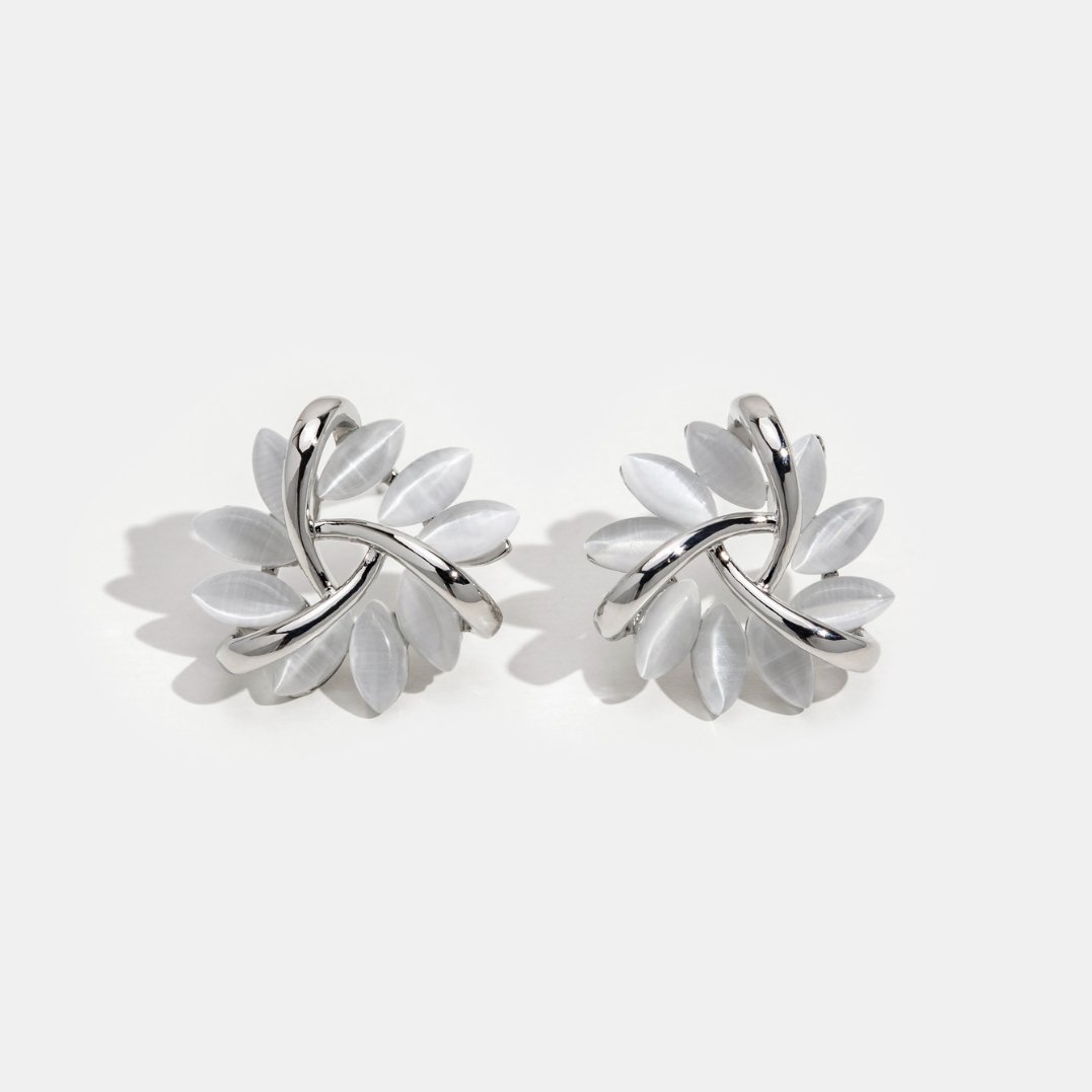 Flora – Silverörhängen i form av en blomma.