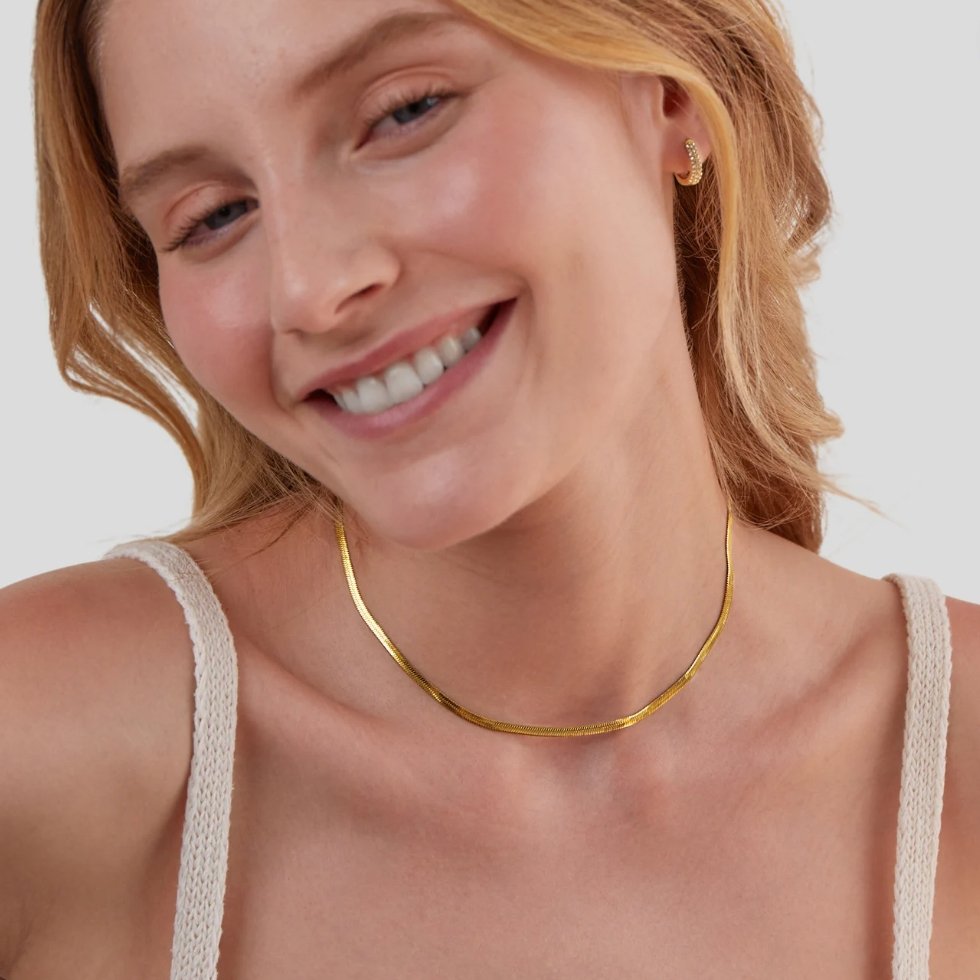 Elisa-Marie – Halsband i guld med mjuk kurva.