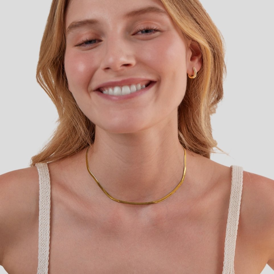 Elisa-Marie – Halsband i guld med mjuk kurva.