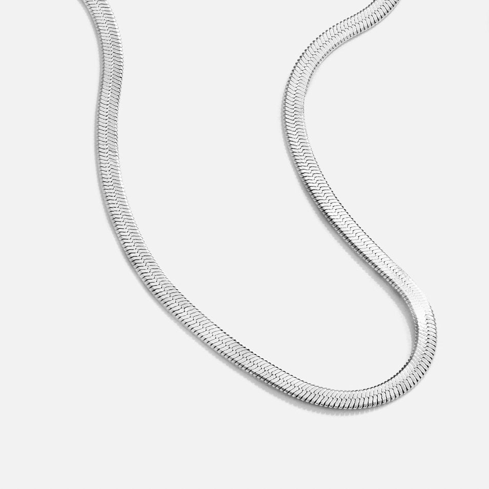 Katarina – Silverkedja med mjuka rörelser.