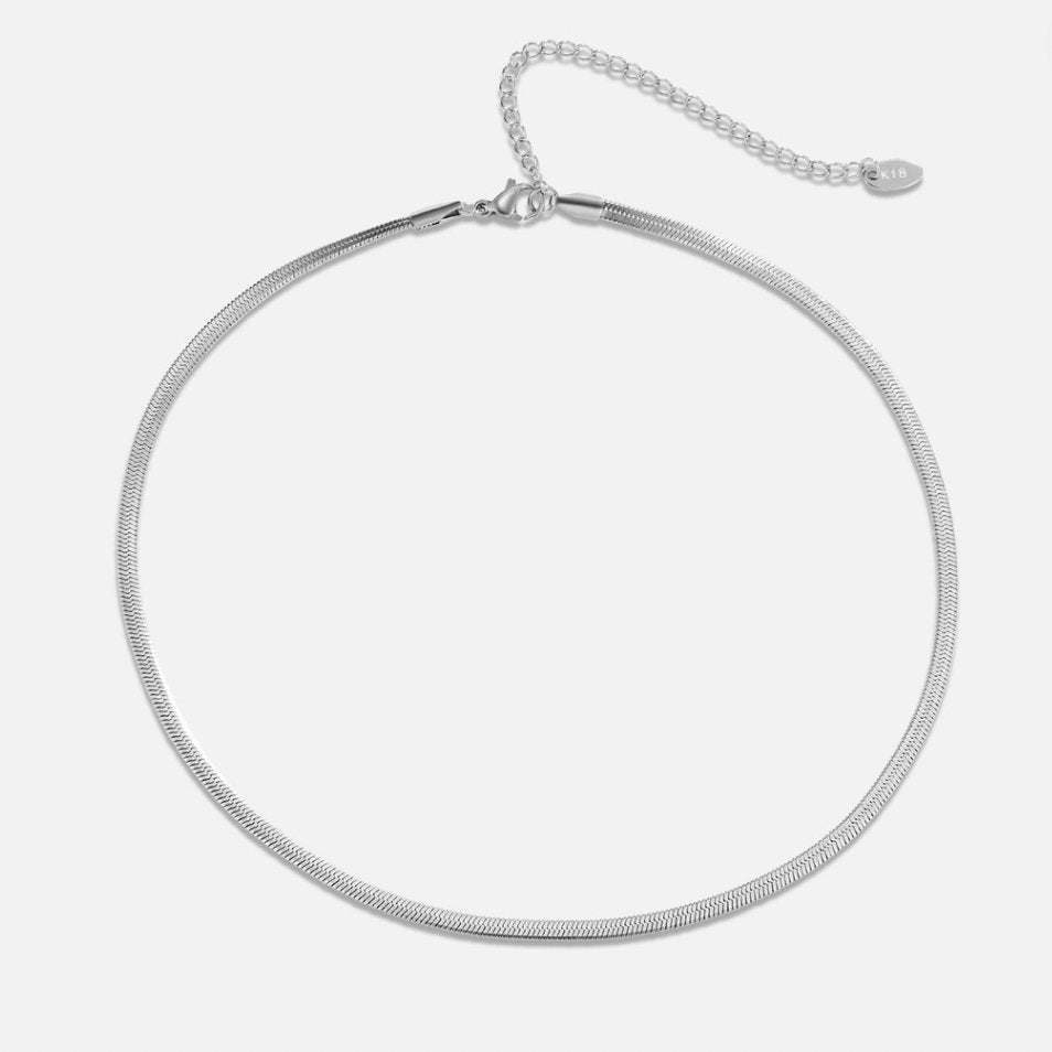 Katarina – Silverkedja med mjuka rörelser.