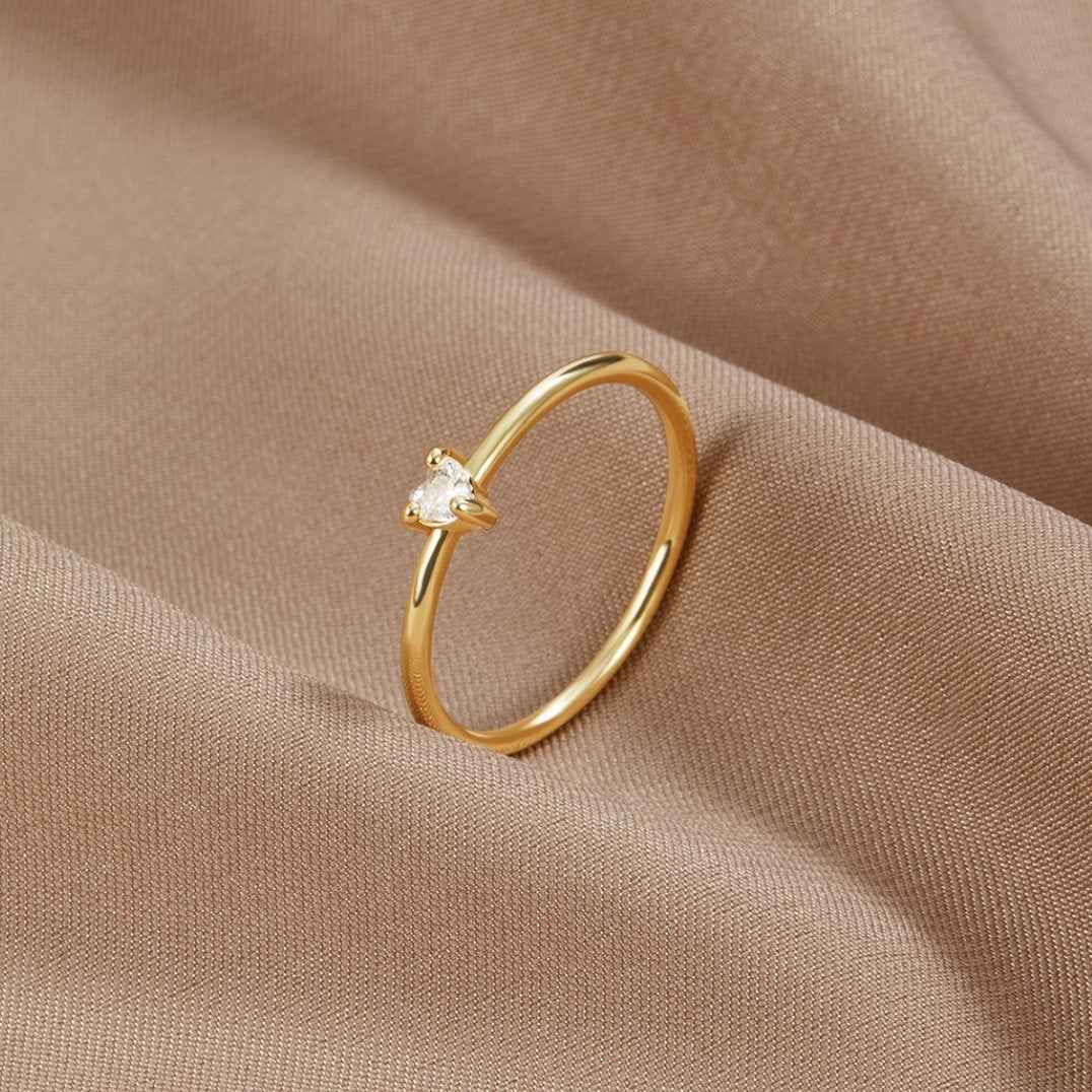 Leonie – Enkel ring med slät yta.