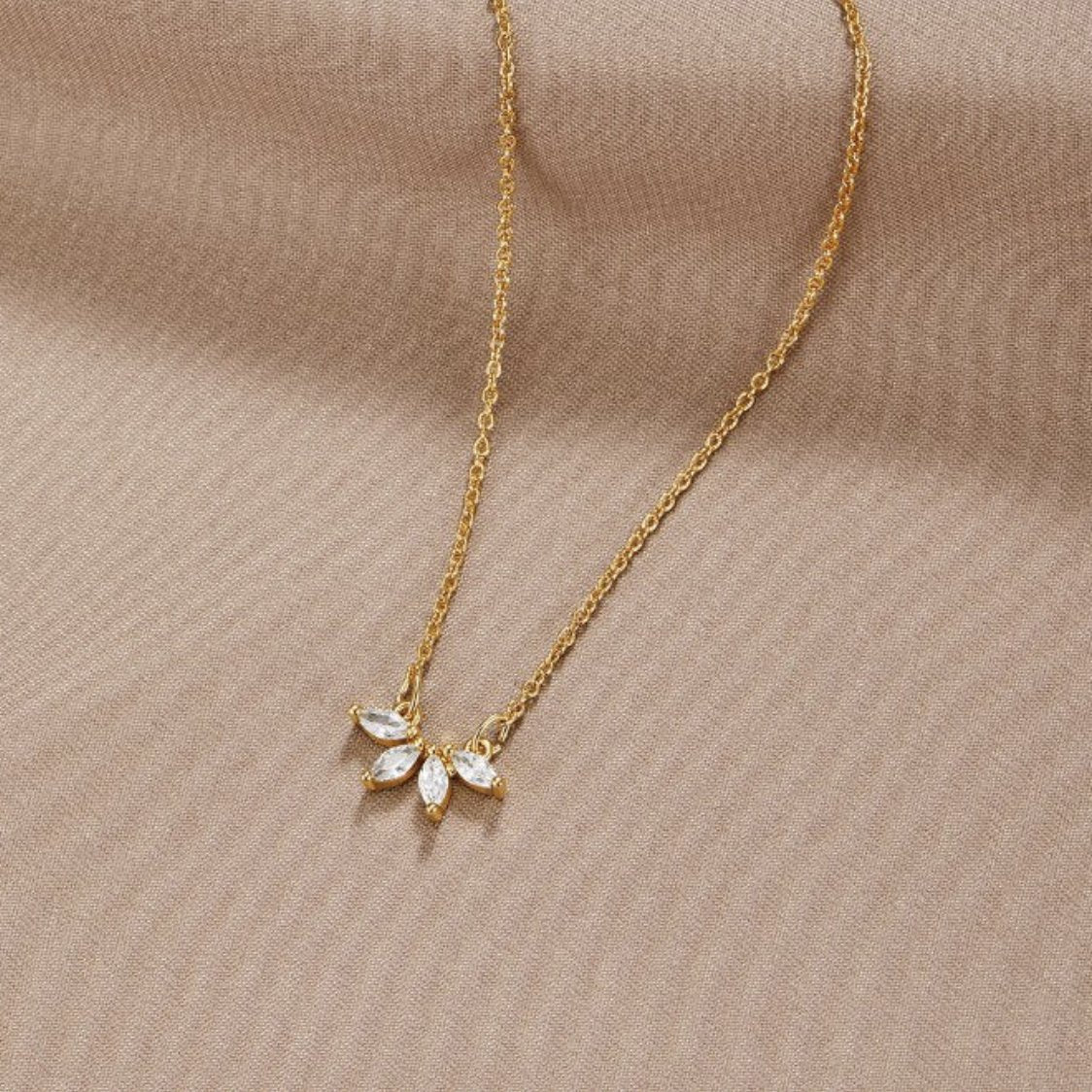 Stefania – Dubbelt halsband med hänge.