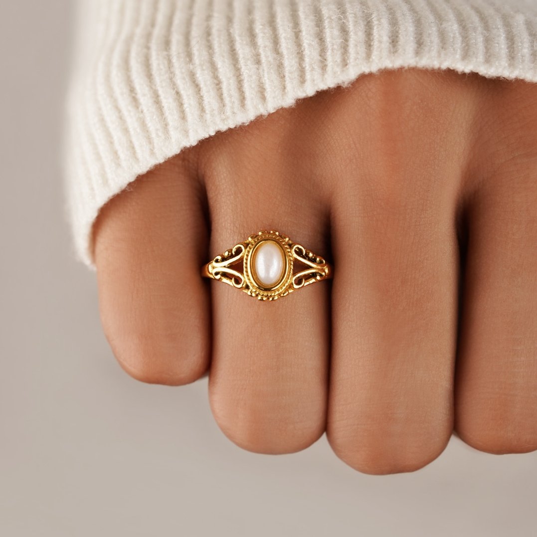 Nora – Guld ring med en böjd linje.