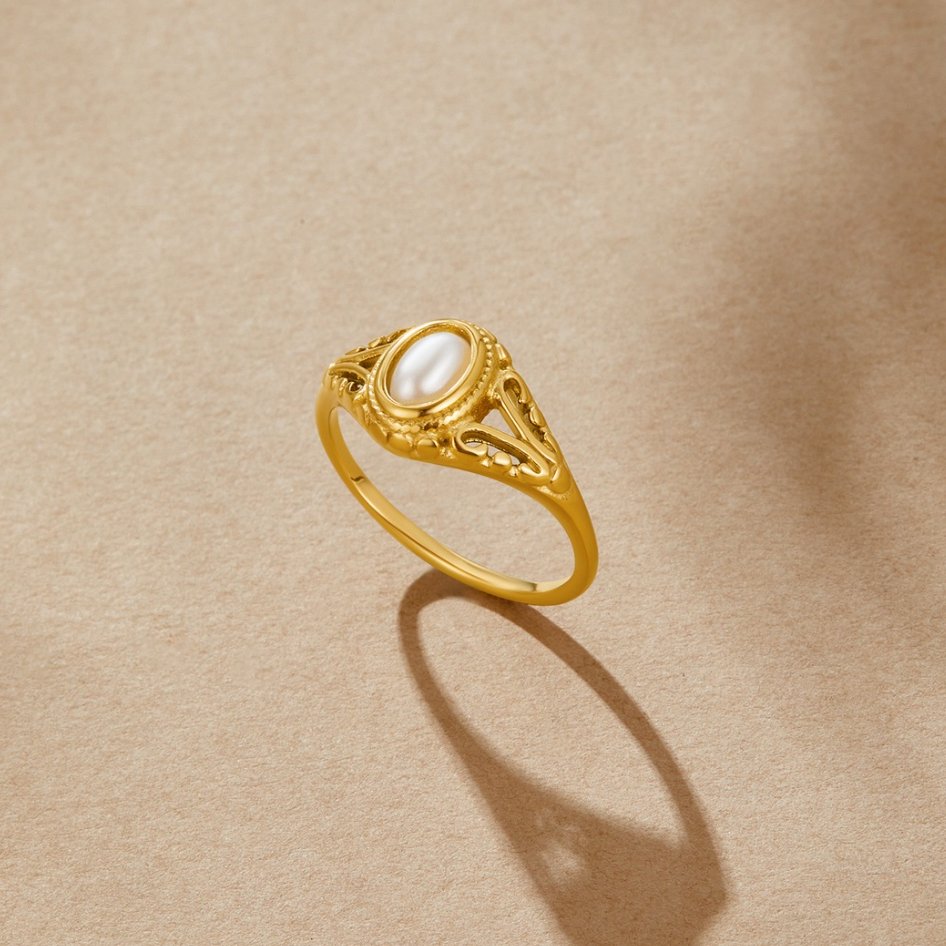 Nora – Guld ring med en böjd linje.