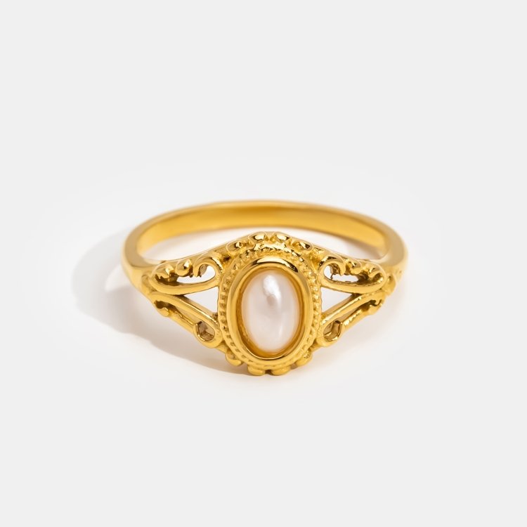 Nora – Guld ring med en böjd linje.