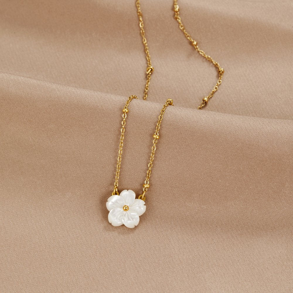 Alena – Guldhalsband med hängande blomma.