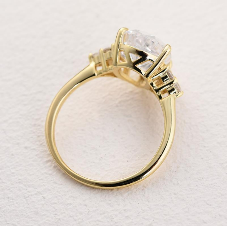 Klarissa – Ring med diamant i droppform med gyllene finish.