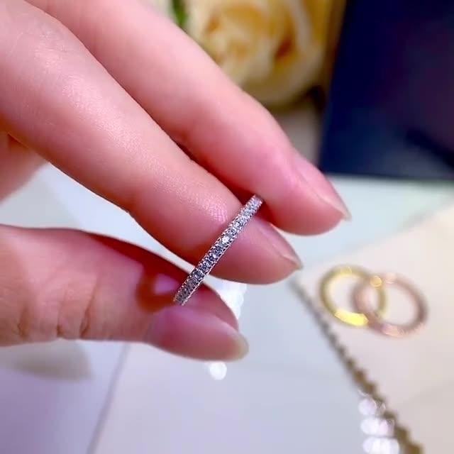 Alena – Evig smal ring med glänsande stenar.