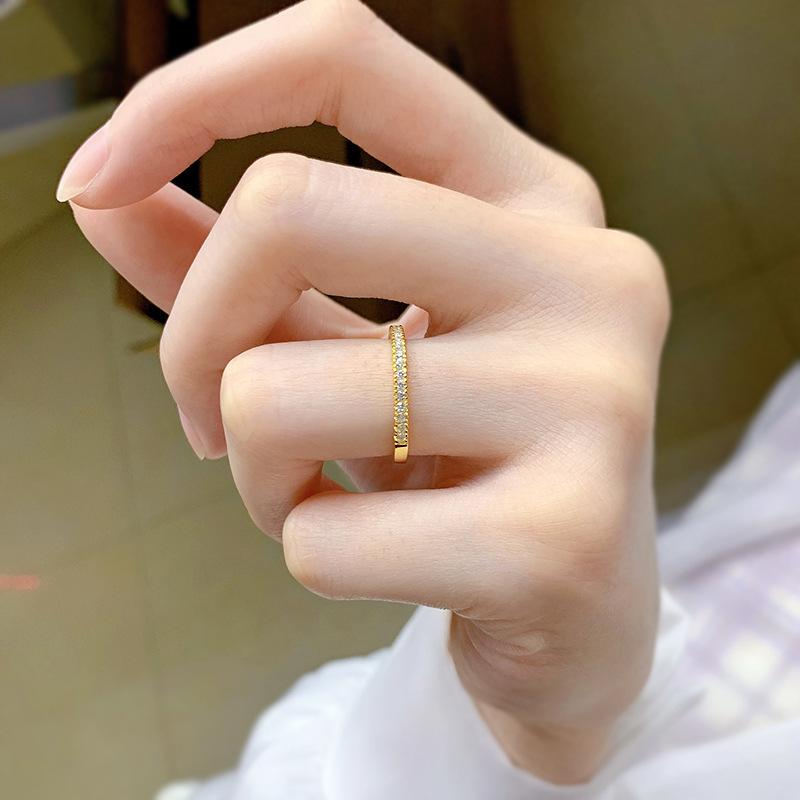 Alena – Evig smal ring med glänsande stenar.