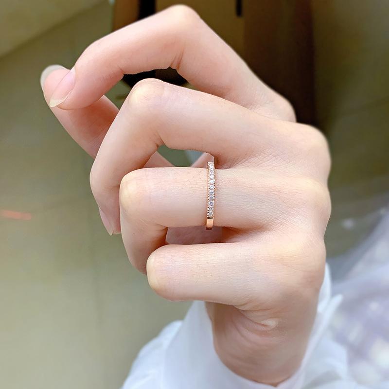 Alena – Evig smal ring med glänsande stenar.