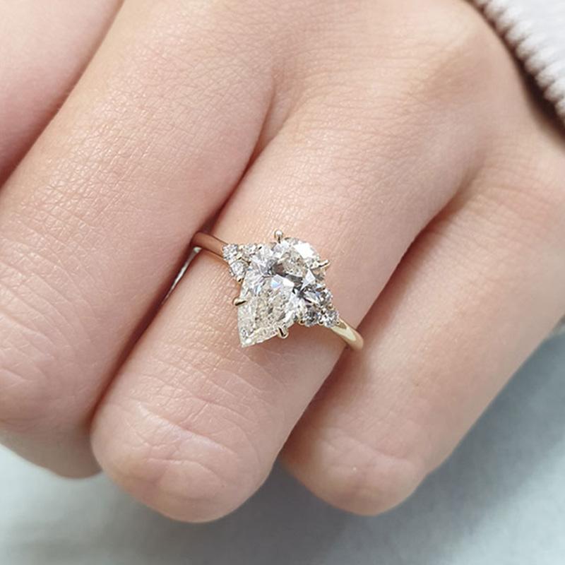 Klarissa – Ring med diamant i droppform med gyllene finish.