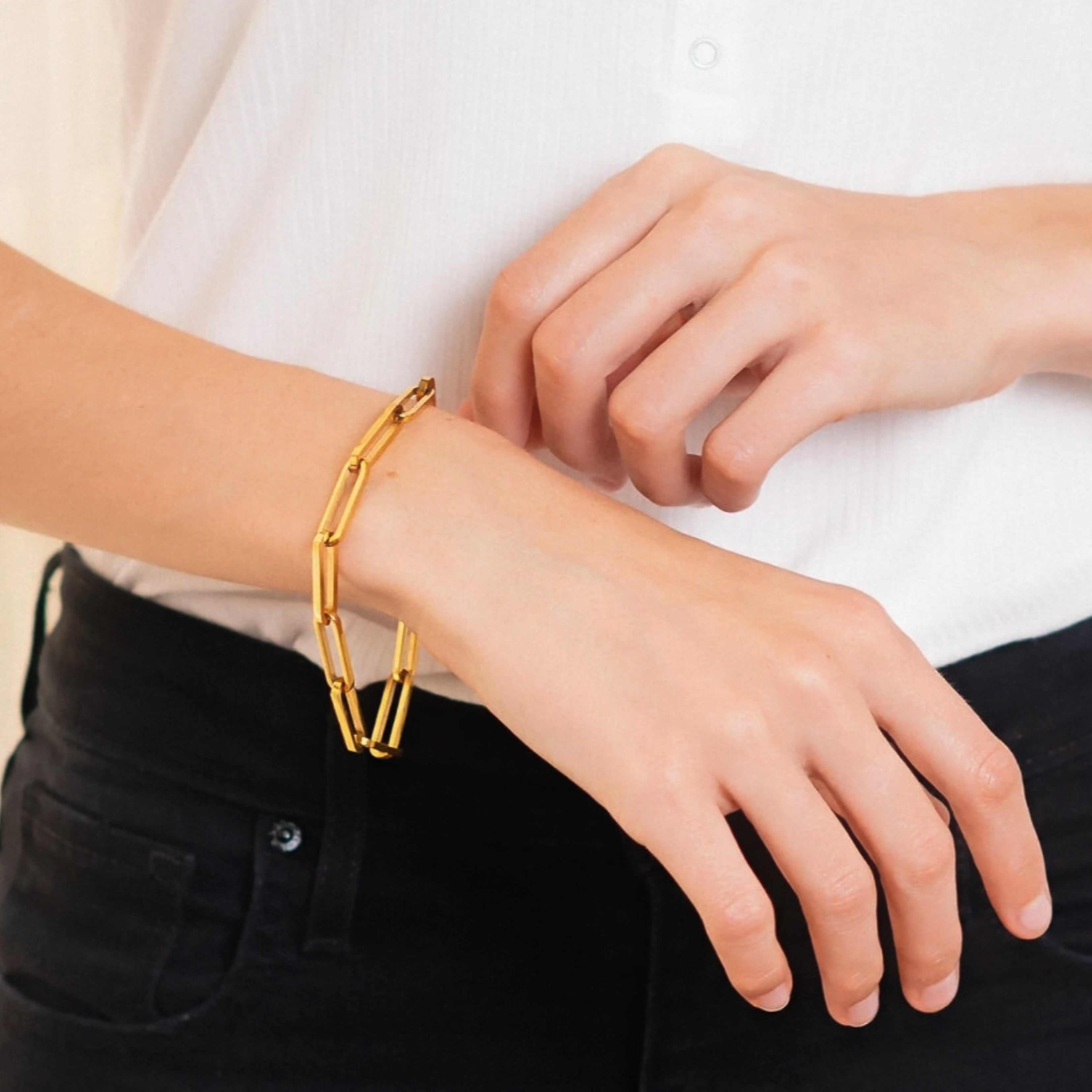 Anna – Guldarmband med lagerdesign.