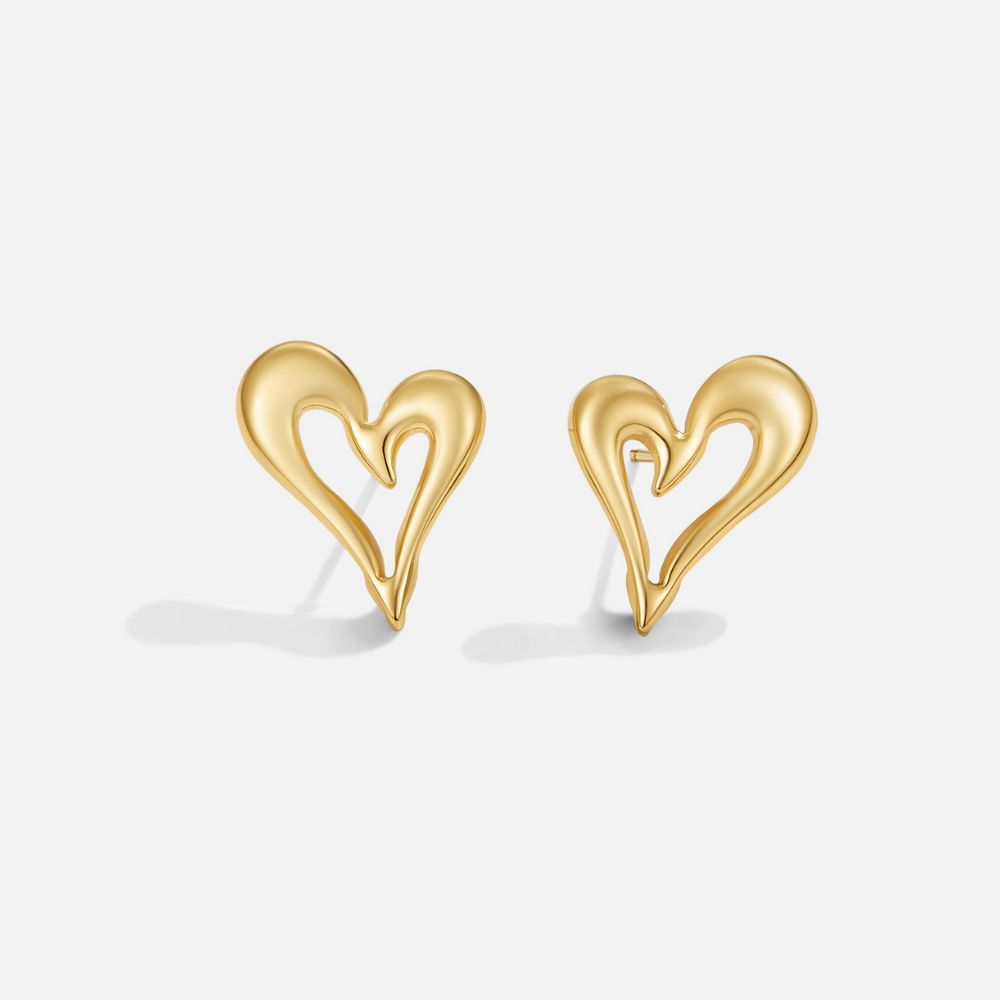 Amira – Hjärtförformade örhängen i guld.