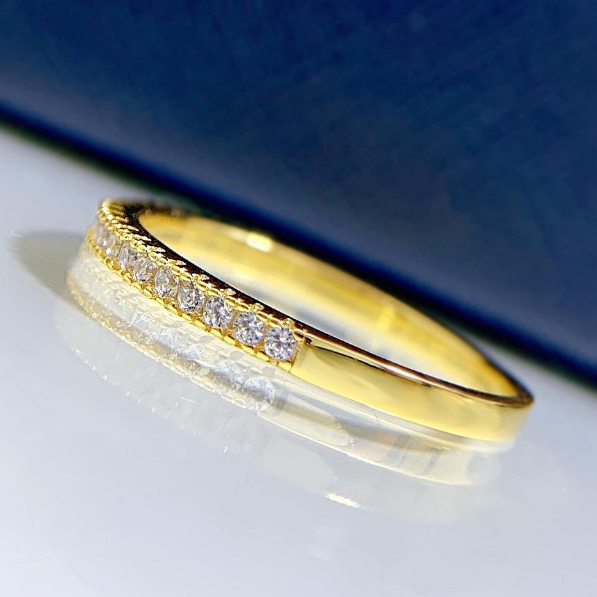 Alena – Evig smal ring med glänsande stenar.