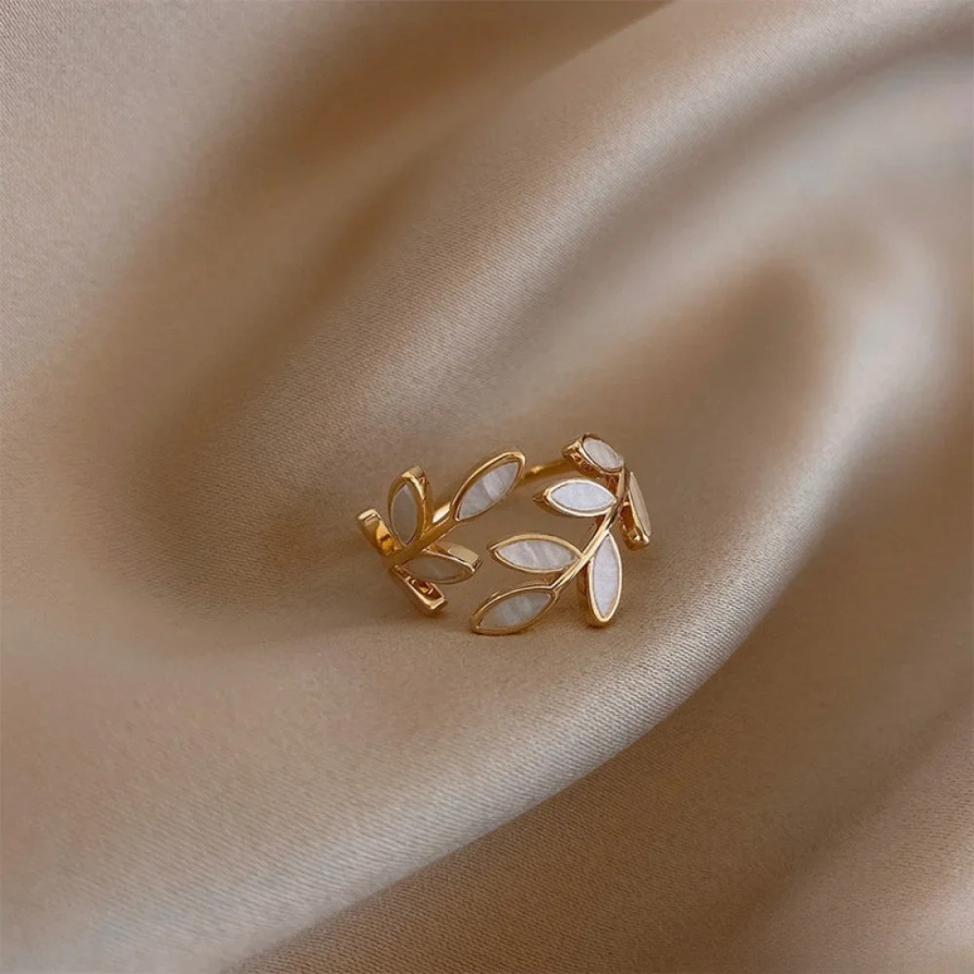 Justerbart ring med vit opal och guld