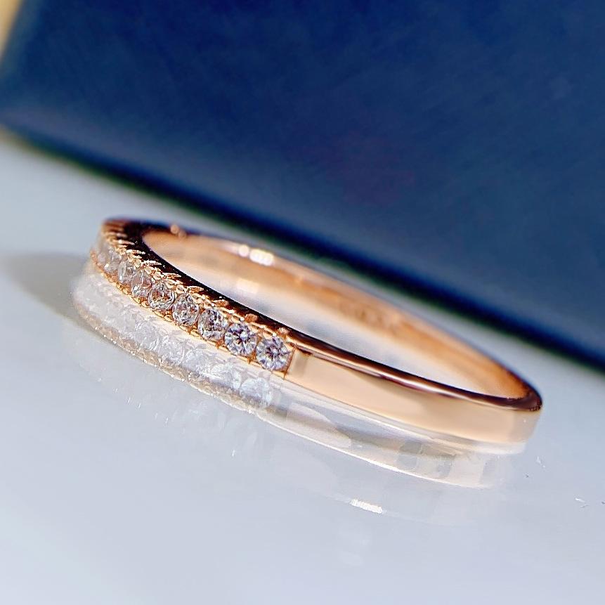 Alena – Evig smal ring med glänsande stenar.