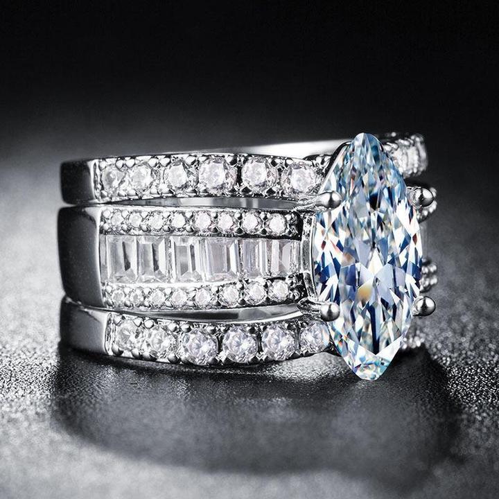 Verena – Ringset med kristall och gyllene detaljer.