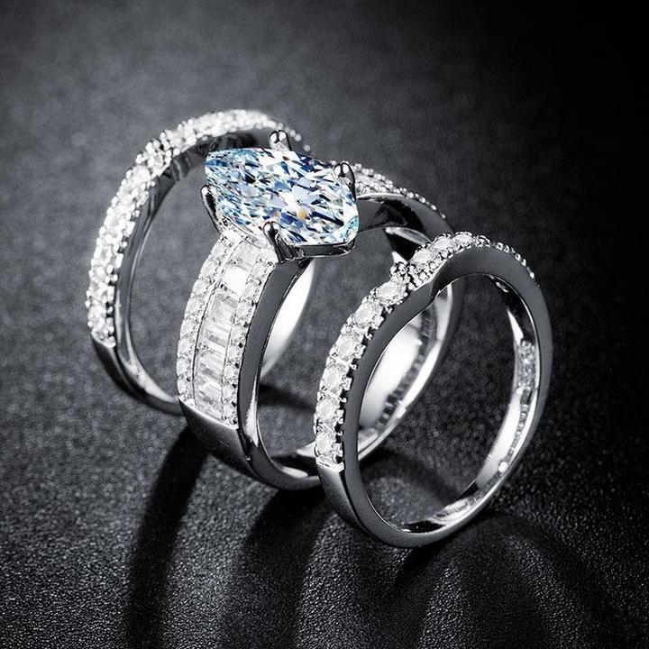 Verena – Ringset med kristall och gyllene detaljer.