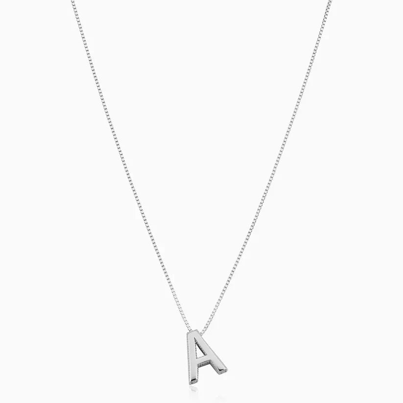 Halsband med kärleksinitialer