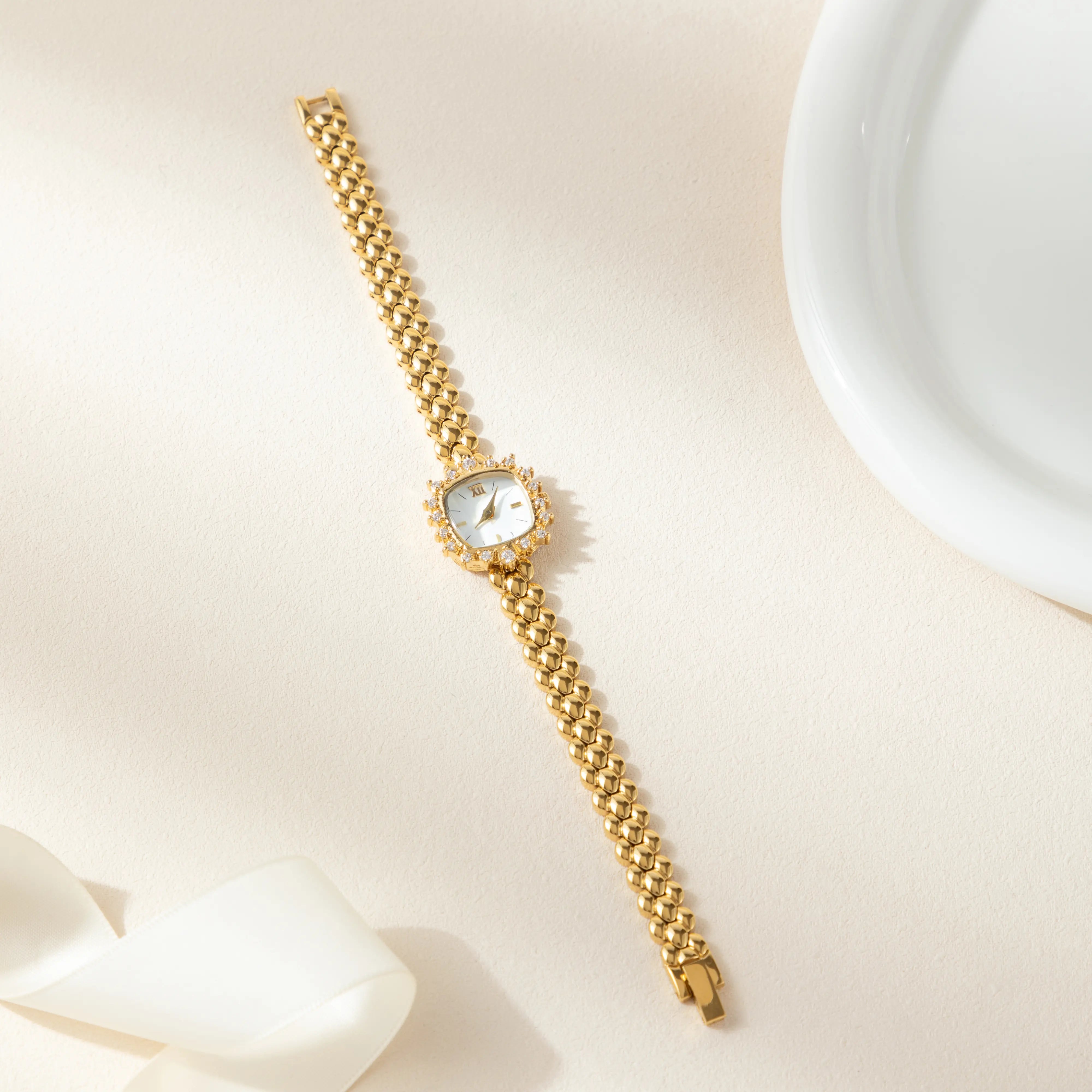 Isabella – Guld klocka med armband av kedjor.