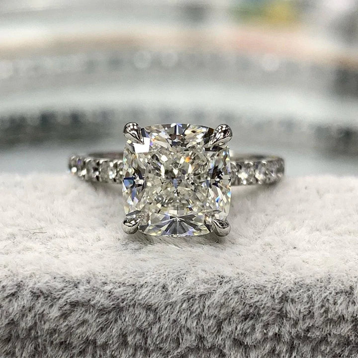 Iris – Ring med diamant och oval sten.