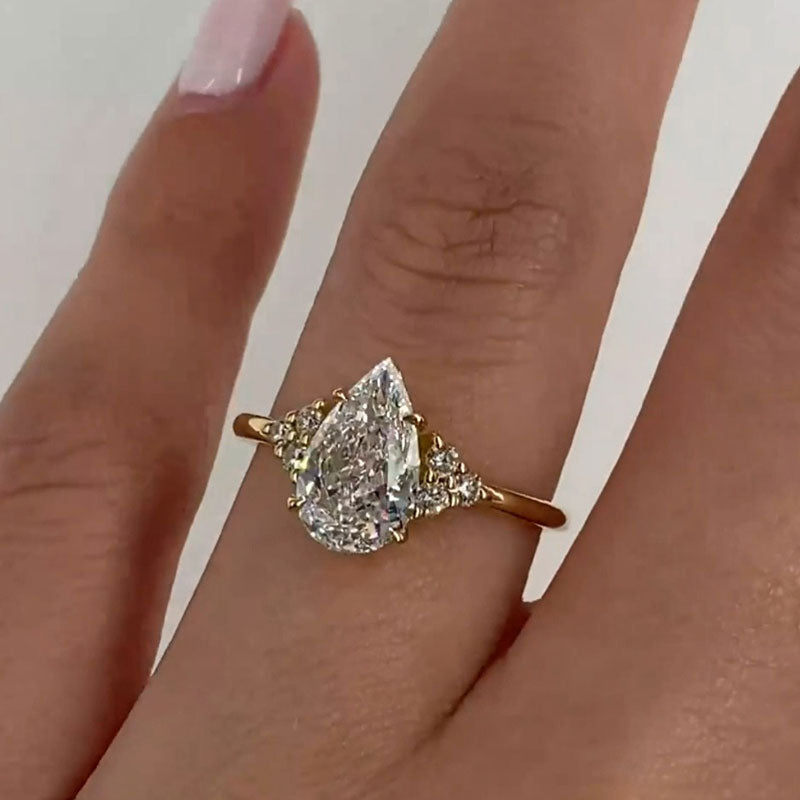 Klarissa – Ring med diamant i droppform med gyllene finish.