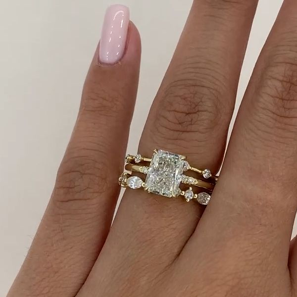 Nora – Ring med diamant i lagerdesign.