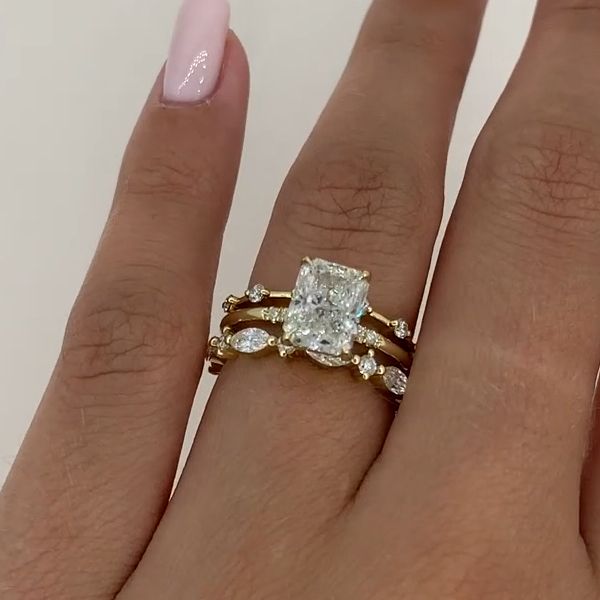 Nora – Ring med diamant i lagerdesign.