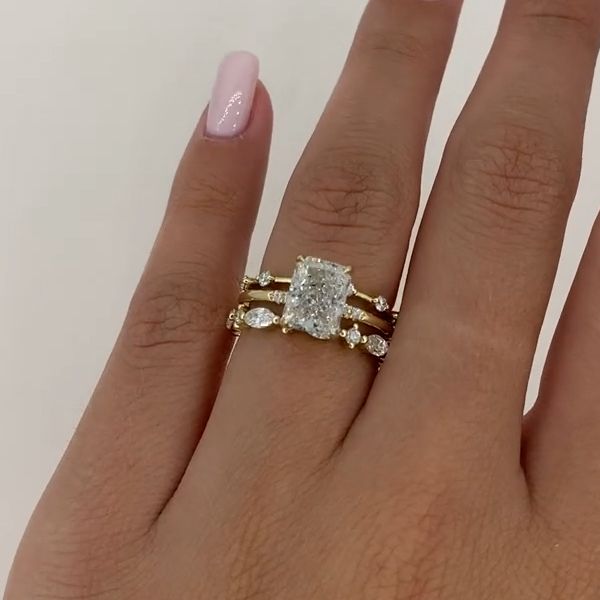 Nora – Ring med diamant i lagerdesign.