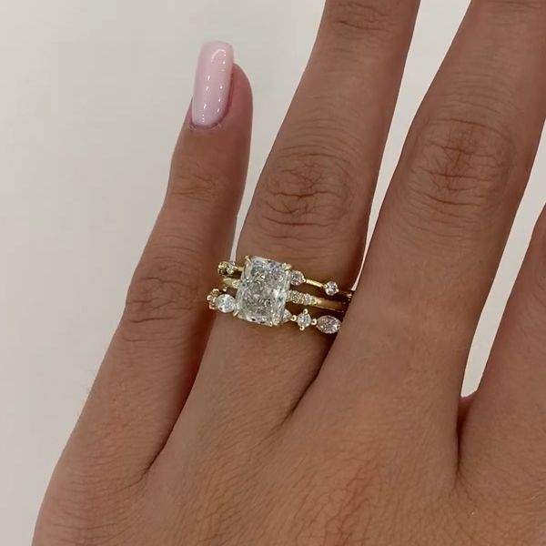 Nora – Ring med diamant i lagerdesign.
