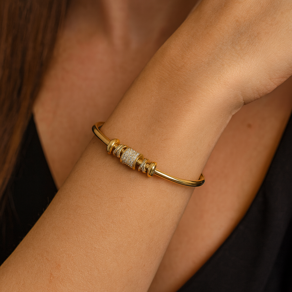 Nina - Justerbart armband med charms i guld