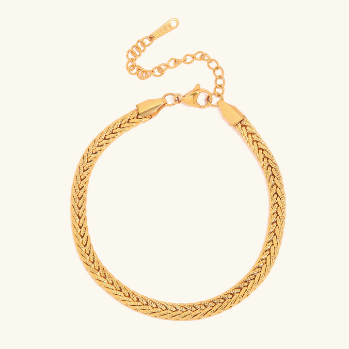 Katarina – Tunt guldarmband med enkel design.
