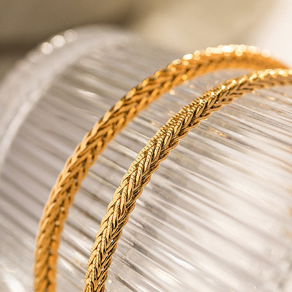 Katarina – Tunt guldarmband med enkel design.