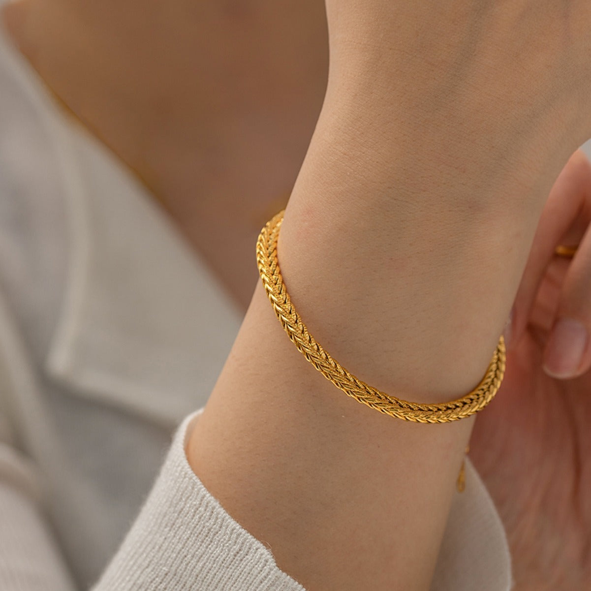 Katarina – Tunt guldarmband med enkel design.