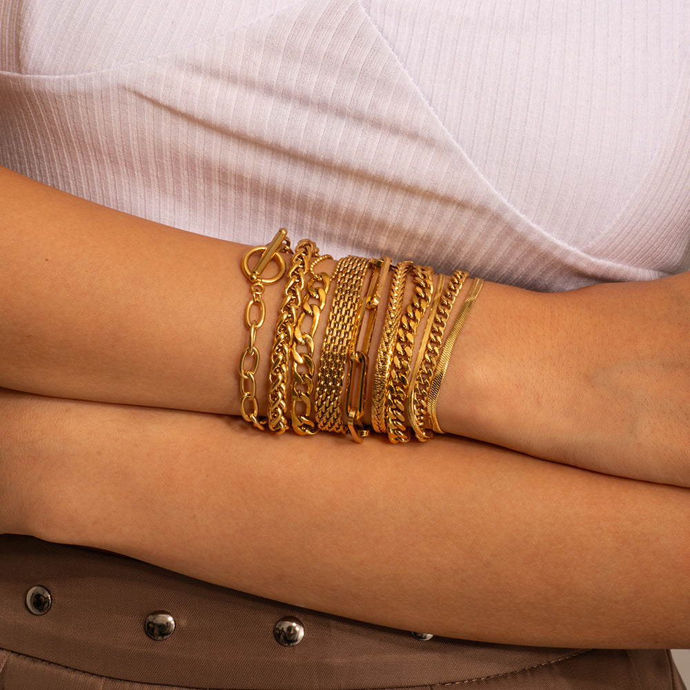 Lena – Tunn armband med enkel silhuett.