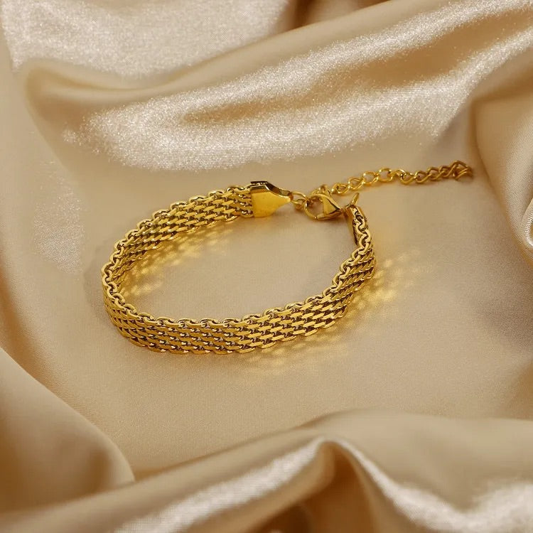 Lena – Tunn armband med enkel silhuett.