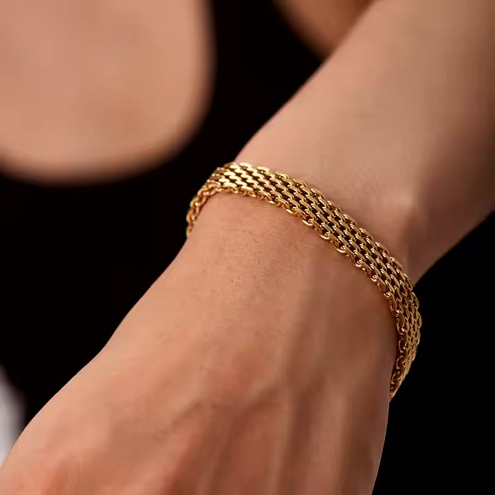 Lena – Tunn armband med enkel silhuett.